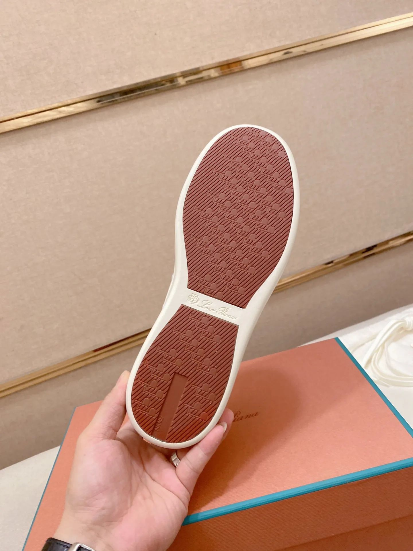 Men's shoes💰: 580💰🔥𝐥𝐨𝐫𝐨 𝐏𝐢𝐚𝐧𝐚 lp classic loafers, an Italian treasure brand, the only brand that can match Hermès! Only after wearing it do we realize that we can’t live up to our feet. The upper is made of imported first-layer cowhide with breathable fly-knit fabric, water-dyed cowhide foot pads, and the official original glass rubber outsole and pendant. Exclusive original packaging (tag ➕ brand paper ➕ outer box ➕ hand bag) code number: 38-44. Can be customized 45-46